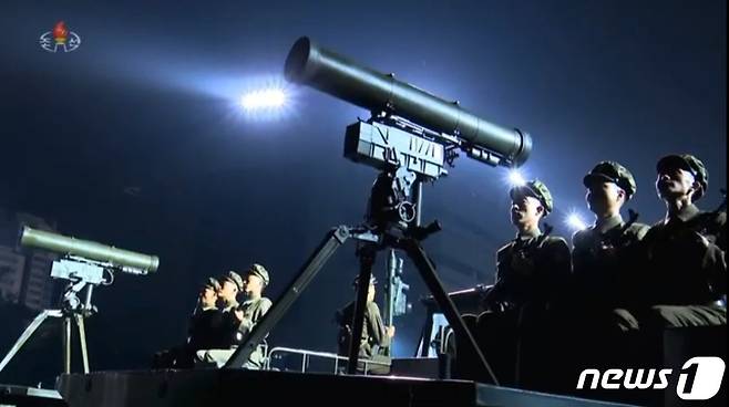 9일 새벽 북한 평양 김일성광장에서 열린 열린 정권 수립 제73주년 기념 '민간·안전무력 열병식'에 등장한 대전차미사일 '불새3' 추정 미사일. 전차·장갑차에 탑재돼 있던 이전 열병식 때와 달리 트랙터가 견인하는 트레일러에 장착돼 있다. (조선중앙TV 캡처) © 뉴스1