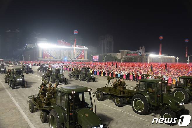 (평양 노동신문=뉴스1) = 9일 북한 평양 김일성 광장에서 열린 정권 수립 제73주년 기념 열병식에서 '천리마804' 트랙터가 견인하는 트레일러에 대전차미사일 '불새3'로 추정되는 무기가 실려 있다.. [국내에서만 사용가능. 재배포 금지. DB 금지. For Use Only in the Republic of Korea. Redistribution Prohibited] rodongphoto@news1.kr