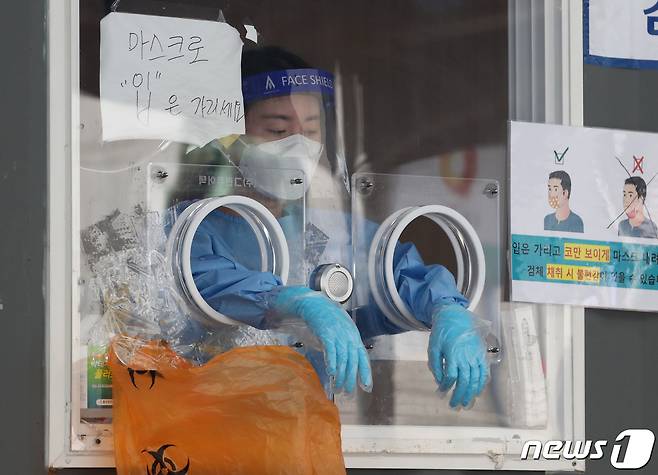 서울 중구 서울역 앞 신종 코로나바이러스 감염증(코로나19) 임시선별검사소에서 의료진이 잠시 휴식을 취하고 있다. © News1 송원영 기자