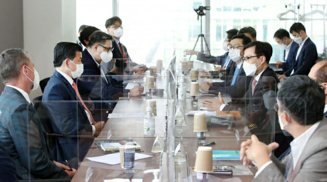 여한구 산업통상자원부 통상교섭본부장이 10일 서울 여의도 주한미국상공회의소 회의실에서 한-미 양국 간 경제·투자 협력 증진과 외투기업 간 소통을 강화하기 위해 열린 ‘미국계 외투기업 간담회’에서 제임스 김 주한미국상공회의소 회장, 권오형 퀄컴 코리아 사장 등과 외투정책 및 제도 등 통상현안을 논의하고 있다.