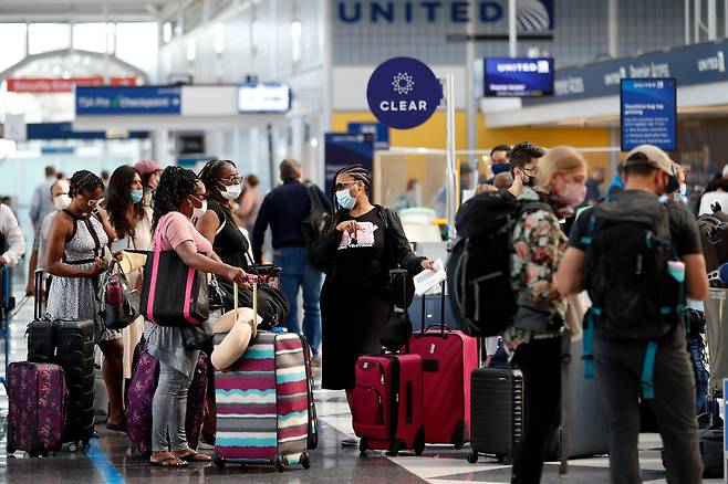 미국 시카고의 오헤어 국제공항이 탑승수속을 밟는 승객들로 북적이고 있다. /AP 연합뉴스