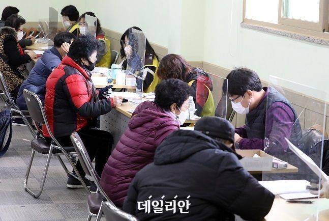 지난해 인천시 부평구 노인인력개발센터에서 열린 노인일자리 및 사회활동 지원사업에 일자리를 구하는 많은 노인들이 몰려 신청을 하고 있다. ⓒ뉴시스