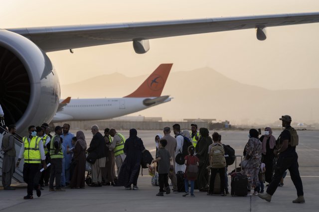 9일(현지시각) 미국 시민을 포함한 200여명의 승객이 아프가니스탄 카불 공항에서 카타르 항공 여객기에 탑승하고 있다. AP뉴시스