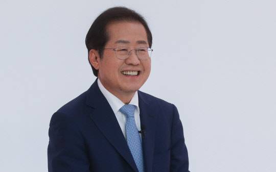 9일 서울 금천구 즐스튜디오에서 열린 국민의힘 대선 경선 후보 '국민 시그널 면접'에 참가한 홍준표 후보가 스튜디오로 들어서고 있다. 국회사진기자단=연합뉴스.