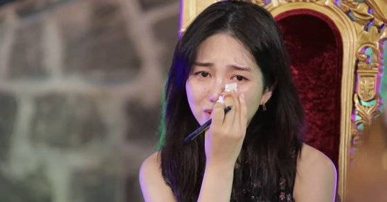 걸그룹 AOA 출신 권민아가 유튜브에 출연해 눈물을 흘리고 있다. 유튜브 채널 '점점tv' 캡처
