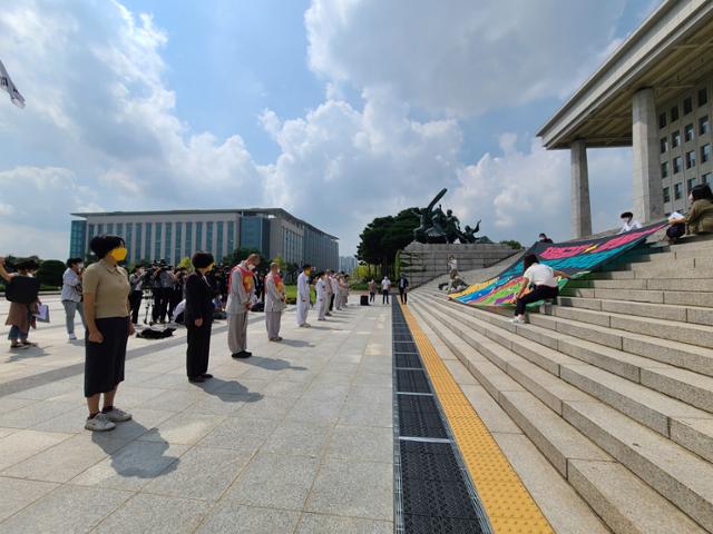 대한불교조계종 사회노동위원회 스님들과 더불어민주당 권인숙, 정의당 심상정 장혜영 의원이 10일 서울 국회의사당 앞에서 차별금지법 제정을 촉구하며 절을 올리고 있다. 김민호 기자