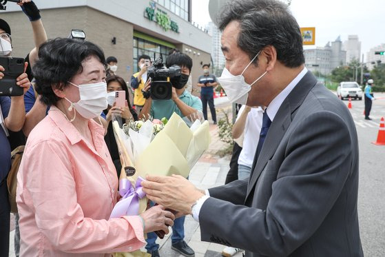 이낙연 전 대표가 10일 전북 익산 서부보훈지청 앞에서 열린 로컬푸드 관련 행사에서 지지자와 악수하고 있다. 이낙연 캠프