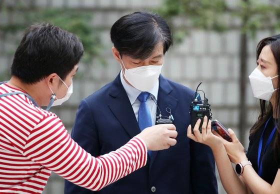 '자녀 입시비리·감찰무마' 의혹을 받는 조국 전 법무부 장관이 10일 오전 서울 서초구 서울중앙지법에서 열린 1심 속행 공판에 출석하며 법정으로 향하고 있다. 연합뉴스