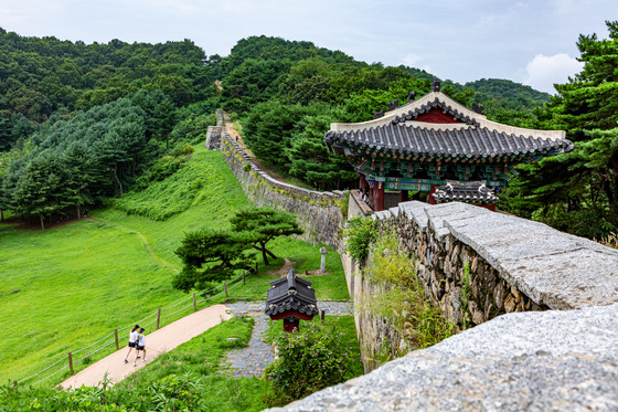 Sangdang fortress is one of the most popular travel destinations in cheongju, north chungcheong. it is possible to walk on top of the fortress, which is about four kilometers (2.4 miles) long. it takes about one hour and a half to walk the entire fortress. [lietto]