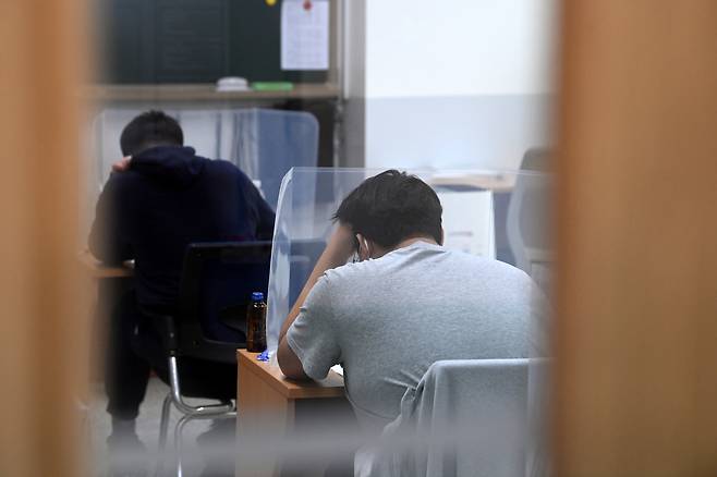 1일 오전 서울 마포구 종로학원 강북본원에서 수험생들이 2022학년도 수능 9월 모의평가를 치르고 있다. [연합]