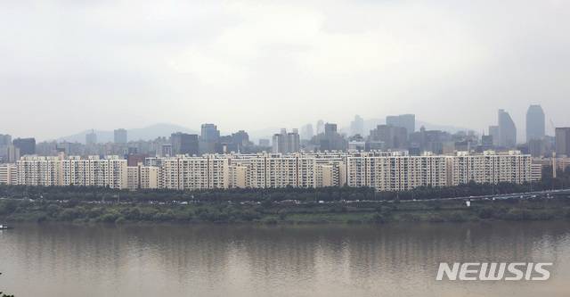 [서울=뉴시스] 김병문 기자 = 7월12일 오전 서울 성동구 달맞이봉공원에서 강남구 아파트가 보이고 있다. 2021.07.12. dadazon@newsis.com