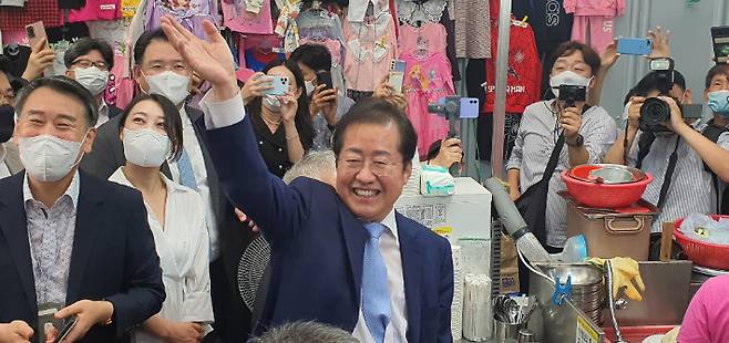 10일 대구 서문시장을 방문한 홍준표 의원. 연합뉴스