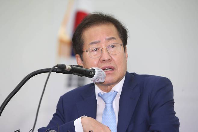 국민의힘 대권주자인 홍준표 의원이 10일 대구시당에서 기자간담회를 하고 있다. 연합뉴스