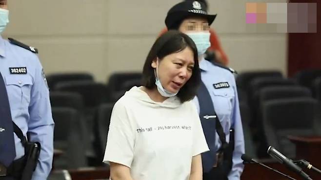 7명 살해 후 23년간 도주한 라오룽즈가 지난 9일(현지시간) 장시성 난창 중급법원에서 사형을 선고 받고 눈물을 흘리고 있다. 바이두 영상 갈무리