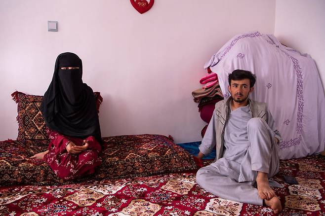 성인 남성과 조혼한 아프가니스탄 소녀(왼쪽) 자료사진