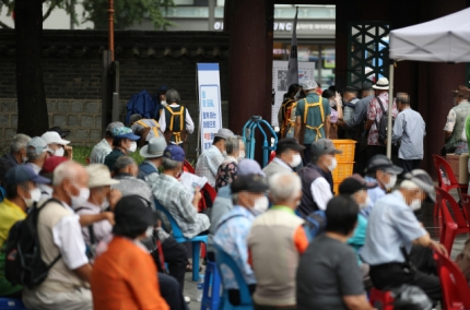 지난달 2일 서울 탑골공원에서 어르신들이 무료 급식을 기다리고 있다./ 연합뉴스