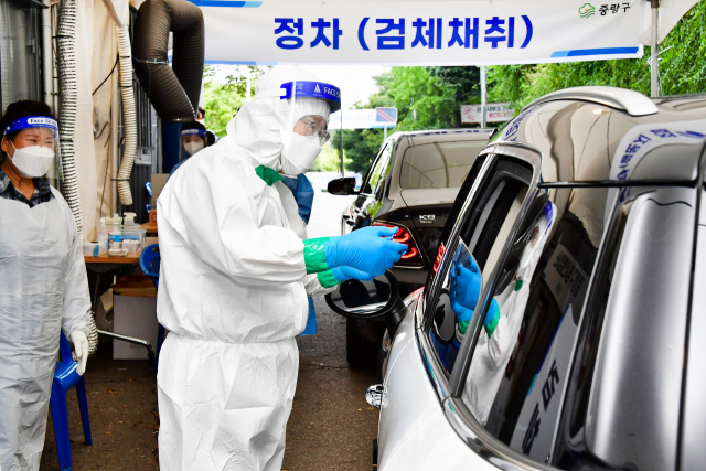 10일 서울 드라이브스루 임시선별검사소에서 시민들이 코로나19 검사를 받고 있다. /연합늇,