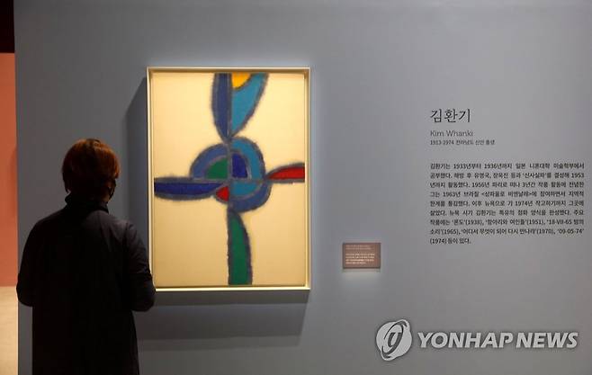 선과 면의 만남 (광양=연합뉴스) 형민우 기자 = 10일 전남 광양시 광양읍 전남도립미술관에서 열린 이건희 컬렉션 특별전에서 김환기의 작품 '무제'(1970년作)가 선보이고 있다. 고(故) 이건희 삼성 회장의 유품 기증으로 이뤄진 이번 전시에는 한국 추상의 선구자 김환기를 비롯해 오지호, 천경자 등 한국 근현대 미술을 대표하는 8명의 작품 19점이 오는 11월7일까지 선보인다. 2021.9.10 minu21@yna.co.kr