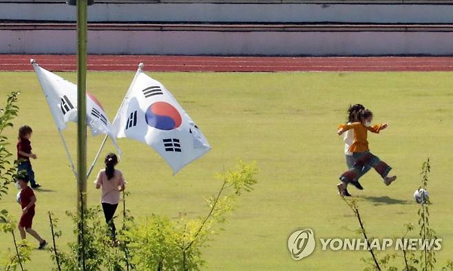 오랜만에 야외활동 (진천=연합뉴스) 천경환 기자 = 지난달 국내로 들어온 아프가니스탄인 특별기여자 390명이 자가 격리를 마치고 정착 준비를 본격 시작한다. 법무부는 총 390명의 특별기여자 중 377명은 9일 0시, 추가 입국한 13명은 10일 0시에 자가 격리가 해제된다고 밝히며 전원 격리가 해제되는 10일 0시부터 시설 내 층간·호실 이동을 할 수 있게 되고 미성년 입소자들이 다수인 점을 고려해 경내 운동장에서 산책 등 야외활동도 허용할 예정이라고 밝혔다. 10일 오후 아이들이 운동장에서 공놀이를 하고 있다. 2021.9.10 kw@yna.co.kr