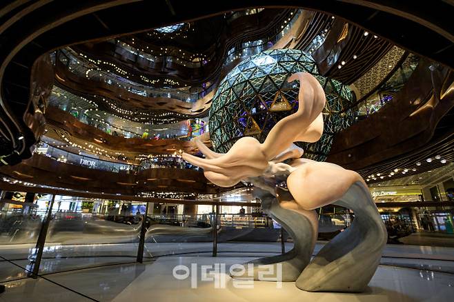 디올과 콜라보레이션한 가방도 만든 프렌치 아티스트 마르게리트 위모의 작품