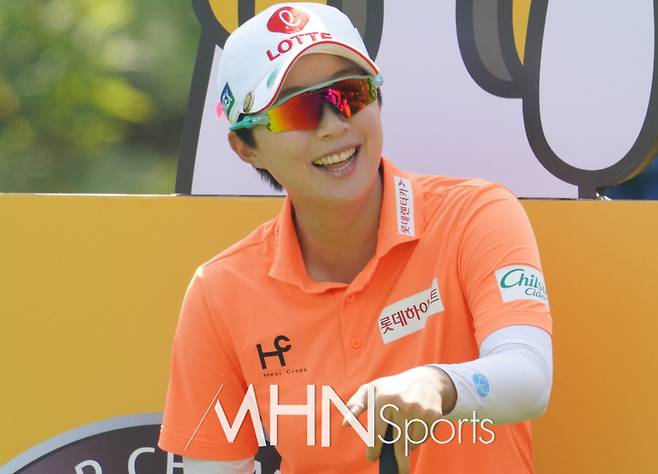 4언더파 212타로 공동 2위를 달리고 있는 김효주가 1번 홀 티 오프를 기다리며 동료들과 대화를 나누고 있다. (MHN스포츠 이천, 권혁재 기자)