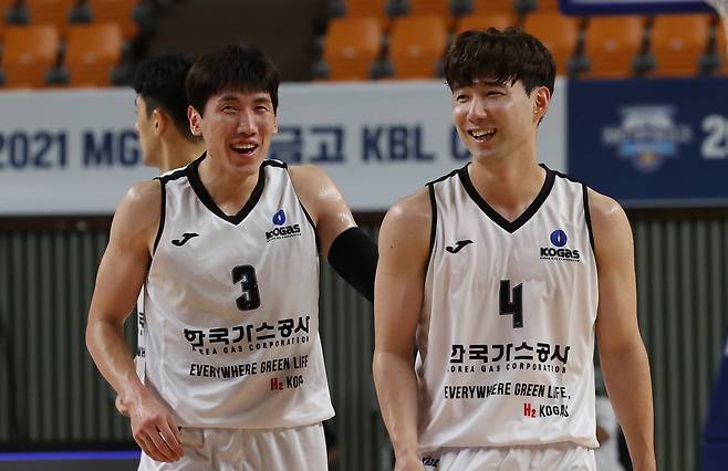 한국가스공사 두경민(왼쪽)과 김낙현이 11일 경북 상주체육관에서 열린 2021 MG 새마을금고 KBL컵 상무와의 경기 도중&nbsp; 대화를 하고 있다. (상주=연합뉴스)