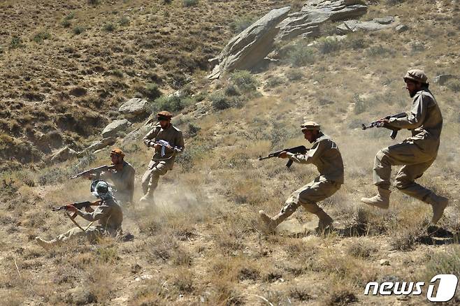 2일(현지시간) 탈레반이 점령한 아프가니스탄의 판지시르에서 반 탈레반 저항군이 군사 훈련을 하고 있다. © AFP=뉴스1 © News1 우동명 기자