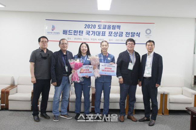 김소영(오른쪽에서 3번째)-공희용이 9일 대한배드민턴협회로부터 2020 도쿄올림픽 포상금을 받고 김택규 회장(오른쪽에서 두번째) 등 협회 집행부와 포즈를 취하고 있다. 협회 제공