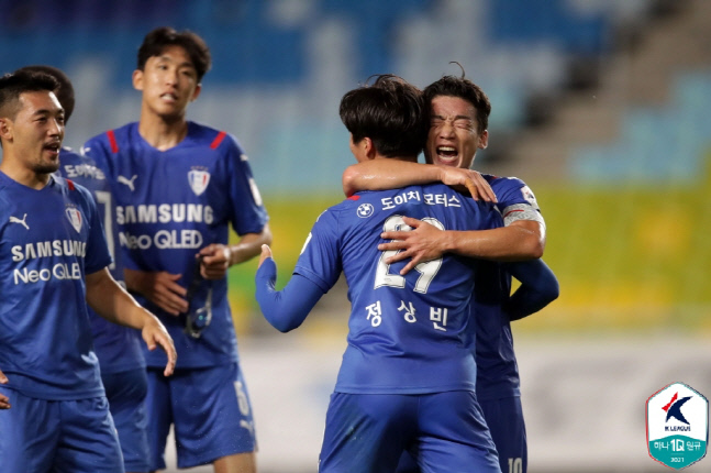 수원 정상빈(앞쪽)과 김민우가 11일 광주전에서 선제골을 넣고 기뻐하고 있다.  제공 | 한국프로축구연맹