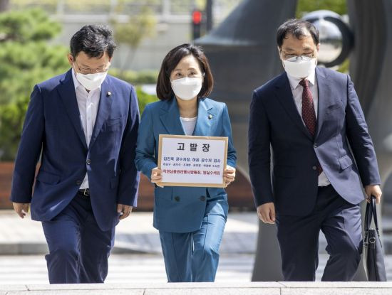 국민의힘 전주혜 의원(가운데)이 11일 오전 서울 서초구 대검찰청에서 김진욱 공수처장을 비롯한 관계자들을 직권남용권리행사방해죄 등으로 고발하는 내용의 고발장을 든 채 청사 내 민원실로 향하고 있다. 왼쪽부터 국민의힘 김형동 의원, 전 의원, 권오현 법률자문위원 (사진제공=연합뉴스)