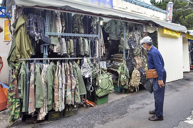 일명 '개구리복'이라 불리는 구형 군복과 외국 군복을 팔고 있는 서울 동묘 구제시장. /한준호 영상미디어 기자