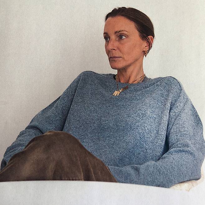 최근 복귀를 알린 피비 필로의 멋진 포트레이트. 깊어진 주름만큼, 아름다움도 더욱 깊어졌다.