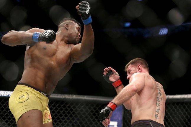 프란시스 은가누(왼쪽). ⓒ AP = 뉴시스