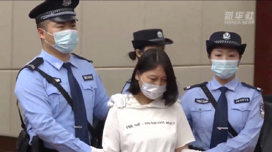 3살 여자아이 등 7명을 살해하고 20년간 도피 생활을 하다 붙잡힌 중국 여성 연쇄살인마 라오룽즈가 지난 9일 재판장에 들어서고 있다. 라오룽즈는 이날 사형선고를 받았다. 중국 신화뉴스 제공