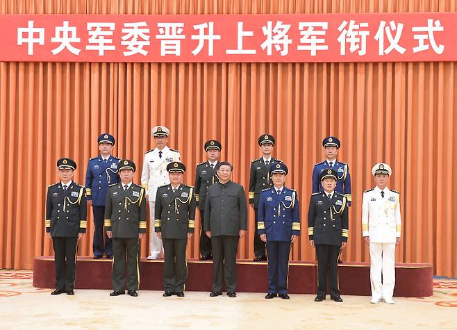 시진핑 주석이 집권한 이후 중국에서는 인터넷 여론에 대한 감시와 통제가 강화되고 있다. 지난 6일 베이징에서 시진핑 중국 국가주석 겸 중앙군사위원회 주석이 상장(한국군 대장에 해당)으로 승진한 5명을 포함한 군 고위 간부들과 함께 기념사진을 찍고 있다. 베이징/연합뉴스