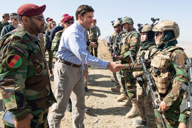 2019년 10월 21일 마크 에스퍼(앞줄 왼쪽 두 번째) 당시 미국 국방장관이 아프가니스탄 특수부대인 캠프 코만도를 방문해 군사 훈련을 참관한 뒤 병사들을 격려하고 있다. 미 국방부 제공