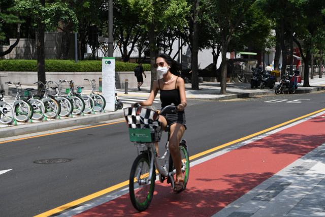 한 서울 시민이 따릉이 자전거를 타고 운동을 하고 있다. 한국일보 자료사진
