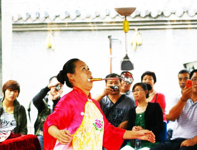 오교잡기대세계의 국자 묘기. ⓒ최종명