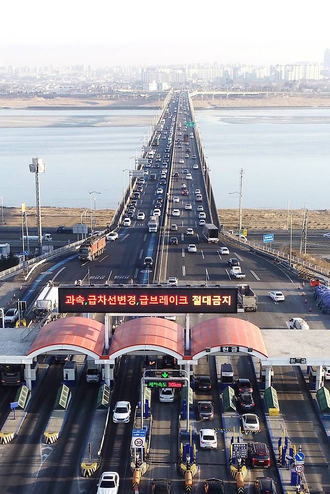 27개 한강 다리 중 유일하게 통행료를 받는 일산대교. [중앙일보]