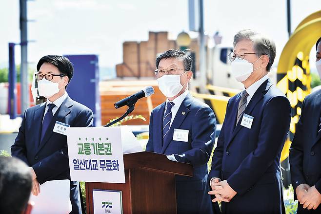 이재명 경기도지사, 정하영 김포시장, 이재준 고양시장, 최종환 파주시장이 3일 일산대교 톨게이트 현장에서 '일산대교 무료화 선언 합동 현장 브리핑'을 하고 있다. [뉴스 1]