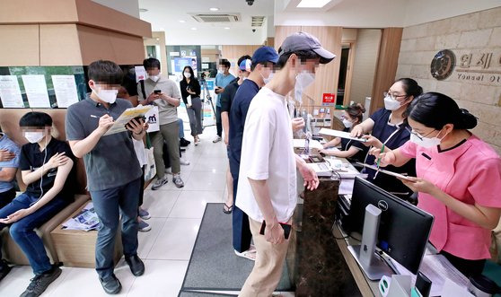 30세 이상 60세 미만 예비군과 민방위 대원에 대한 얀센 백신 접종이 시작된 6월 10일 오전 서울 성동구에 위치한 한 코로나19 백신접종 위탁 의료기관이 백신 접종자 및 내원객들로 붐비고 있다. 연합뉴스