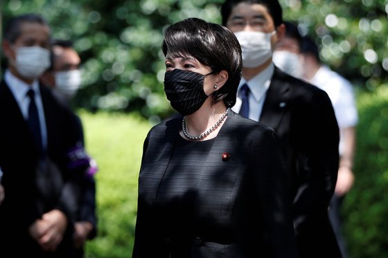 지난해 8월 15일 다카이치 사나에 당시 총무상이 일본의 '패전일'을 맞아 야스쿠니 신사를 참배했다. 사진은 신사에 도착한 모습. [로이터=연합뉴스]