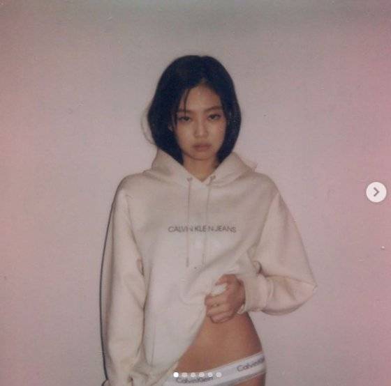 제니의 캘빈클라인 홍보 사진. 인터넷 캡처.