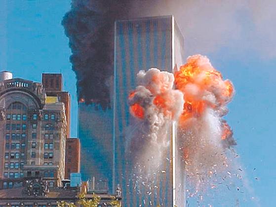 2001년 9월 11일 미국 뉴욕의 110층짜리 세계무역센터 빌딩이 공격당하는 모습. 미국은 한 달 뒤 아프가니스탄을 상대로 대규모 보복 공습에 나섰다. [뉴시스]