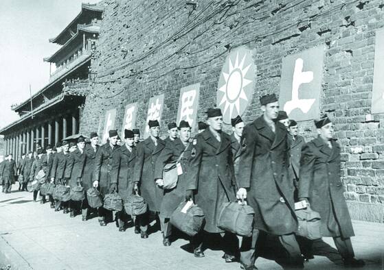 1946년 말, 중국에서 철수하는 미군 군조처 요원들. [사진 김명호]