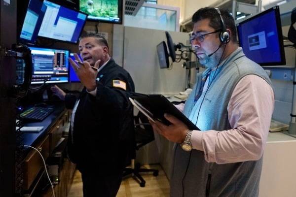 미국 뉴욕 월스트리트의 뉴욕증권거래소에서 지난 9일 직원들이 주문 작업을 처리하고 있다. 사진=AP