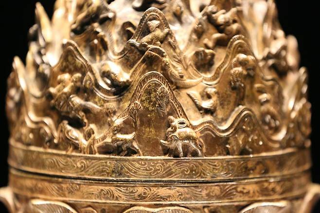The Gilt-bronze Incense Burner of Baekje, Korea’s National Treasure No. 287, stands 61.8 centimeters tall and weighs 11.8 kilograms. It clearly features animals from distant Southeast Asian places, such as an elephant, which show the far reaches of the Baekje Empire’s maritime presence and empire’s 22 “damro” vassal states.