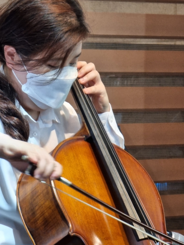 유은지 첼리스트가 11일 우동꽃음악회에서 Moon River를 연주하고 있다. (사)꿈꾸는마을 제공