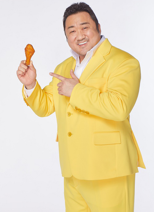 노랑통닭 모델인 배우 마동석 씨가 노랑통닭 치킨을 들고 포즈를 취하고 있다. /사진 제공=노랑푸드