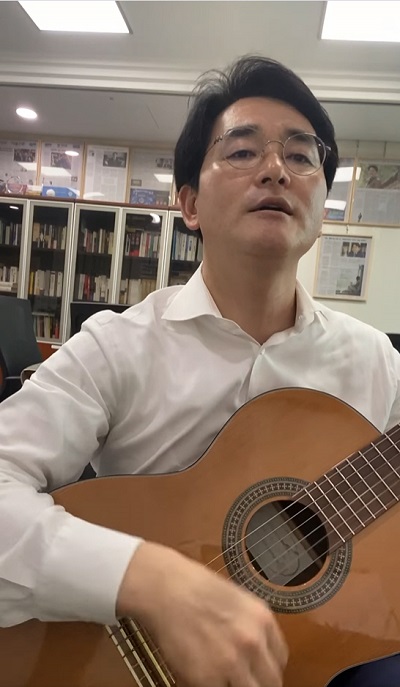 지난 7월 민주당 대선경선 컷오프(예비경선)를 앞두고 의원실에서 기타를 연주하는 박용진 민주당 의원<박용진 의원 페이스북>